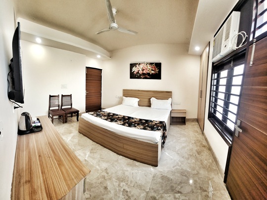 Fully furnished PG room near Delhi Airport