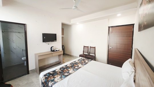 Fully furnished PG room near Delhi Airport